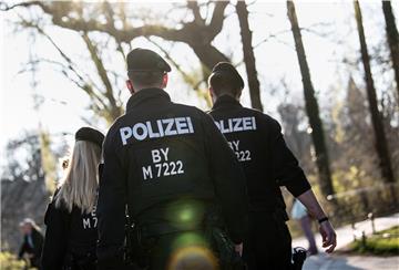 Die Polizei hilft mit, die schnelle Verbreitung des Coronavirus zu verhindern.