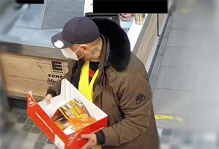 Fahndungsfoto eines Mannes mit Halstattoo in einem Bremerhavener Supermarkt.