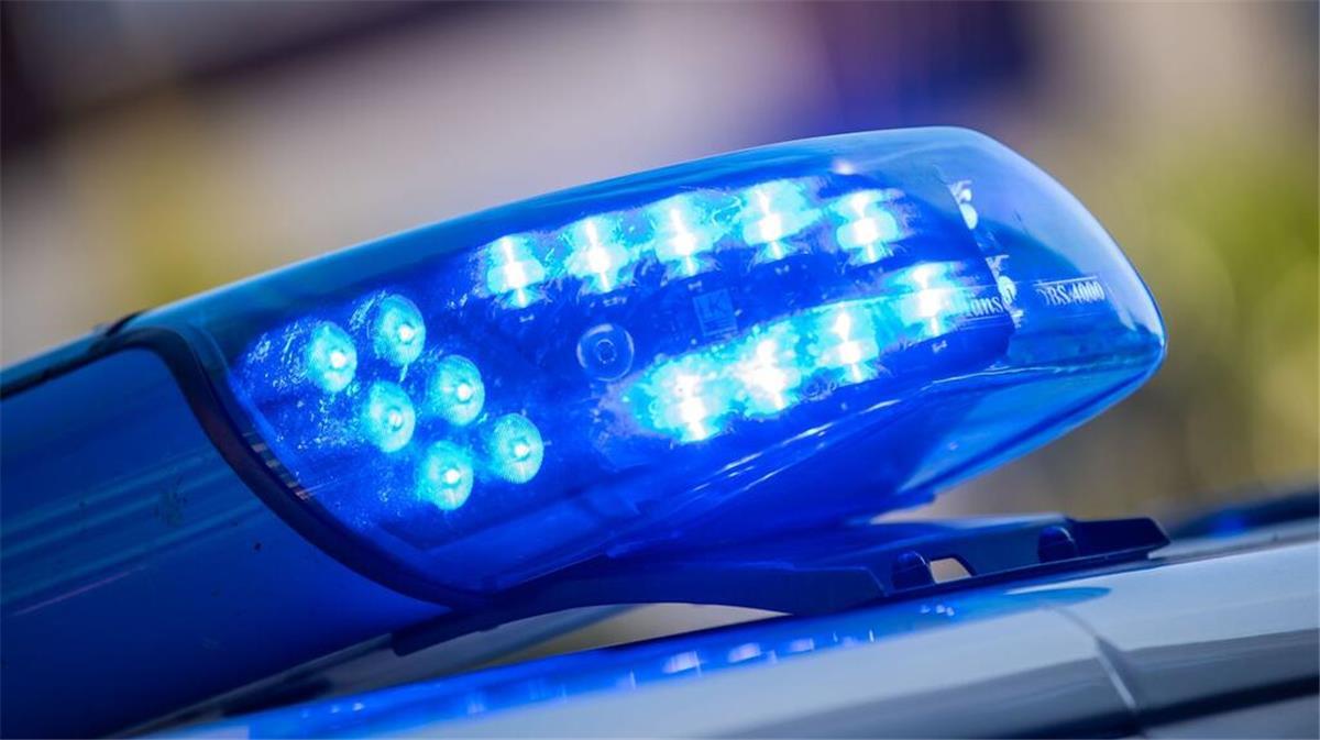 Rollerfahrer nötigen 18-Jährigen und verursachen Unfall Ein Blaulicht ist auf dem Dach eines Polizeifahrzeugs zu sehen.