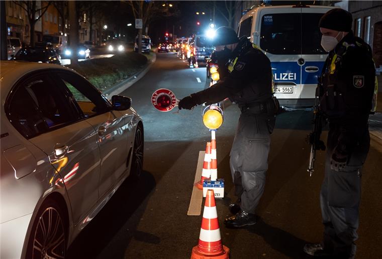 Wer bei verbotenen Straßenrennen erwischt wird, bekommt es mit der Polizei zu tun. 