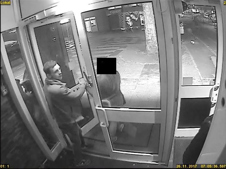 Die Polizei in Bremen sucht einen Sexualstraftäter, der eine Frau vergewaltigt haben soll. 