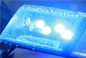 Streifenwagen mit einem aktivierten Blaulicht