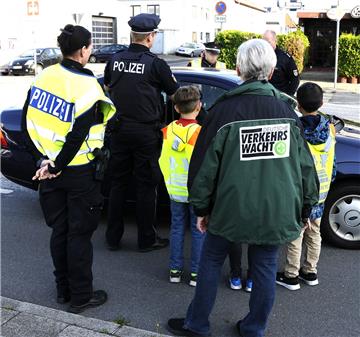 Die Polizei in Bremerhaven hat eine Tempokontrolle vor der Veernschule gemacht. 