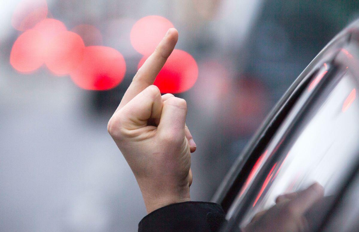 Verkehrsrowdy (41) zeigt Polizisten in Geestemünde den Stinkefinger Die Polizei in Bremerhaven hat einen Autofahrer gestoppt, der den Stinkefinger gezeigt hat.