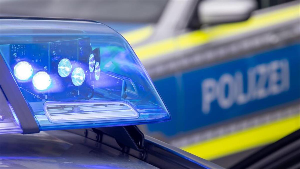 BMW gestohlen? Mann rast unter Drogen durch Bremerhaven Ein Blaulicht auf dem Dach eines Polizeifahrzeugs.