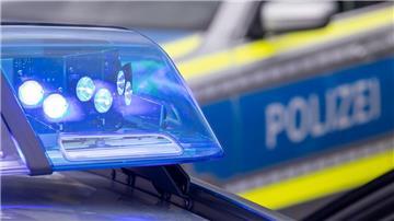 Ein Blaulicht auf dem Dach eines Polizeifahrzeugs.