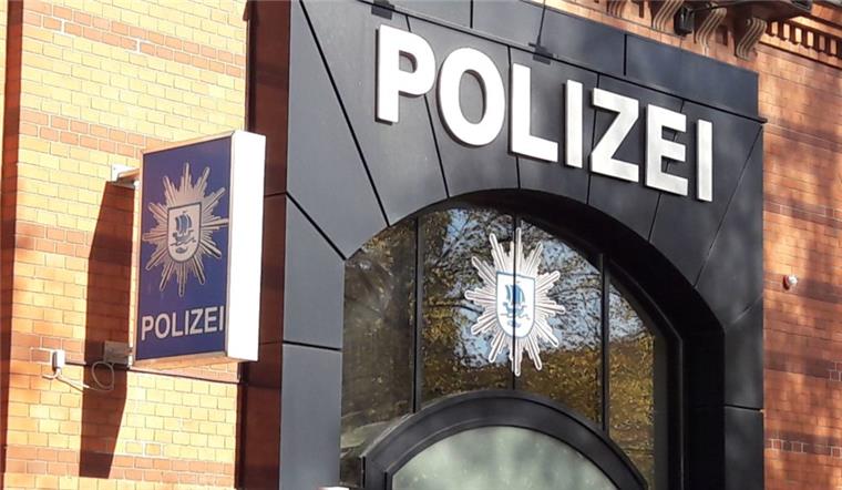 Die Polizei in Bremerhaven sucht einen Autofahrer, der am Montagmorgen einen Unfall verursacht haben.