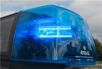 Ein Blaulicht leuchtet auf einem Polizeifahrzeug