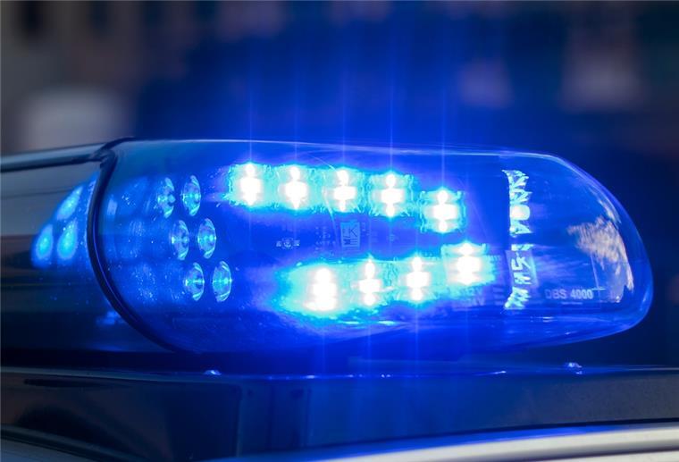 Geestland: Betrunkene Frau (47) kriegt das Einparken nicht hin Das Blaulicht auf einem Fahrzeug der Polizei leuchtet in der Dunkelheit.