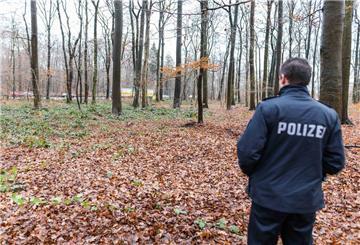 Eine Polizeibeamter steht am 13.01.2017 in der Eilenriede nahe dem Messeschnellweg in Hannover (Niedersachsen) an der Fundstelle eines Schädelknochens. 