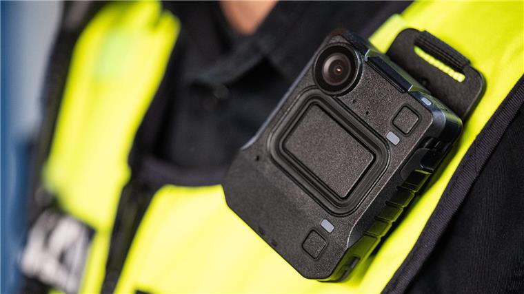 Städtetag fordert Testversuch zu Bodycams Die Polizei in Niedersachsen nutzt bereits seit 2016 Bodycams - nun gibt es Forderungen, diese Kameras auch für andere Einsatzkräfte zur Verfügung zu stellen. (Archivfoto)