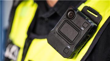 Die Polizei in Niedersachsen nutzt bereits seit 2016 Bodycams - nun gibt es Forderungen, diese Kameras auch für andere Einsatzkräfte zur Verfügung zu stellen. (Archivfoto)  