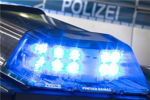 Die Polizei in Sittensen sucht den Fahrer eines größeren, dunklen Wagens. Dieser hat Dienstagnachmittag auf der L 130 zwischen Ramshausen und Freetz einen Motorradfahrer angefahren.