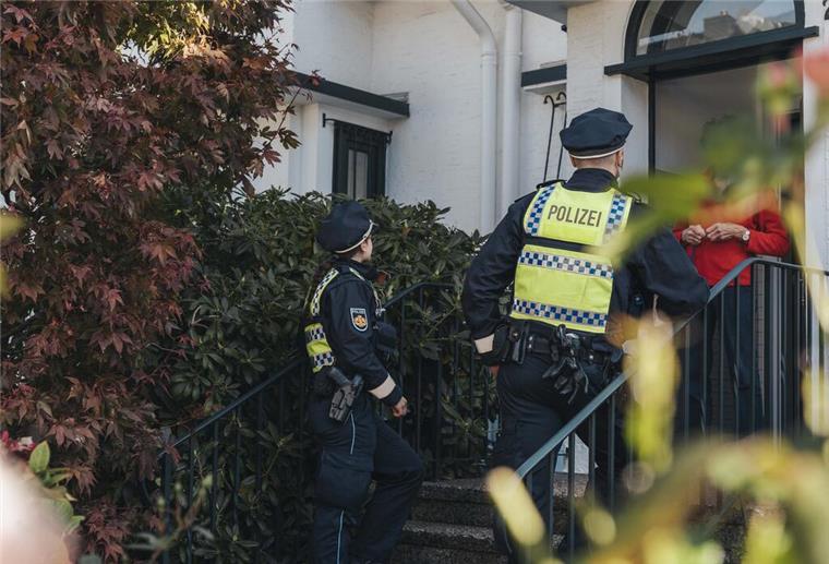 Die Polizei informierte im Rahmen der Präventions-Aktion "Gemeinsam Wachsam" Bürgerinnen und Bürger in Bremerhaven zum Thema Einbruchschutz.