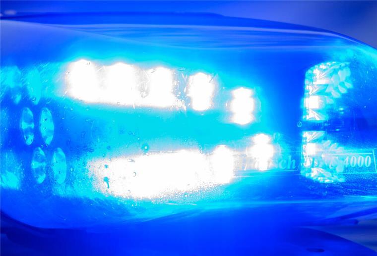  Blaulicht leuchtet auf einem Fahrzeug der Landespolizei Sachsen-Anhalt. 