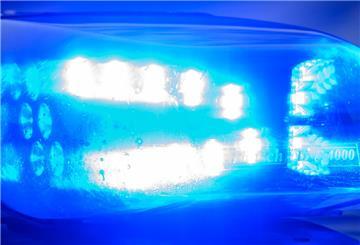  Blaulicht leuchtet auf einem Fahrzeug der Landespolizei Sachsen-Anhalt. 
