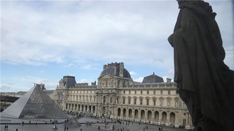 Beute aus Louvre hat „unschätzbaren historischen Wert“ Die Polizei ist im Einsatz.