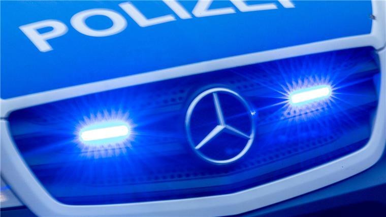 Mutmaßliche Wette: Mann nach Sprung in Weser tot geborgen Die Polizei ist mit Blaulicht im Einsatz.