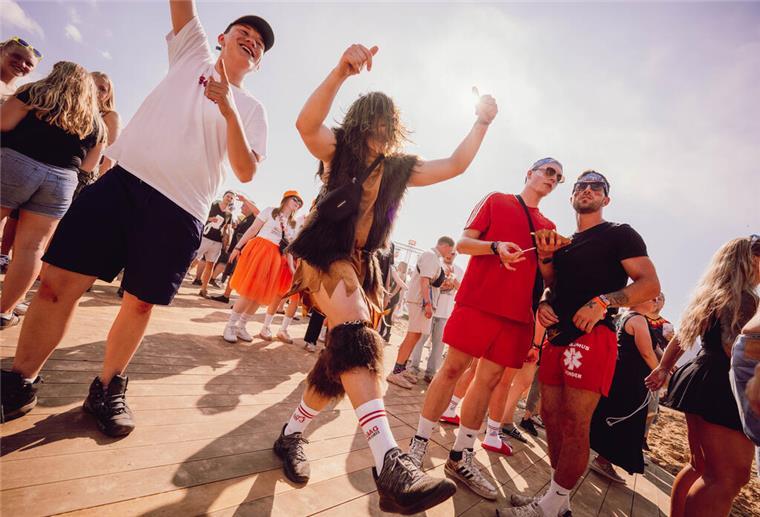 Deichbrand-Festival 2024. Menschen tanzen. 