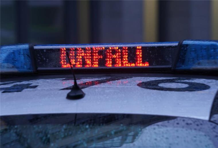 Unfall auf der A27: Busfahrer schwer verletzt Die Polizei ist zu einem Unfall auf der A27 gerufen worden.