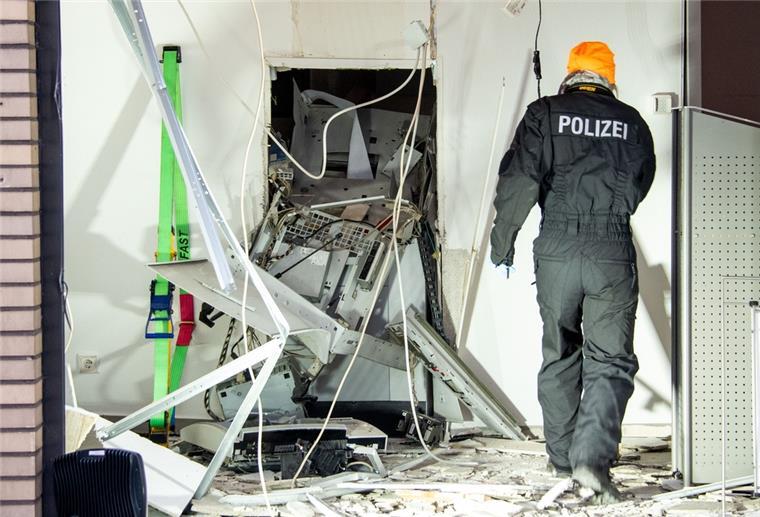 Eine Ermittlerin der Polizei steht in einer Bankfiliale neben einem gesprengten Geldautomat. 