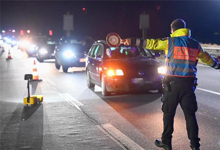Die Polizei kontrolliert am Wesertunnel und winkt Autofahrer raus.