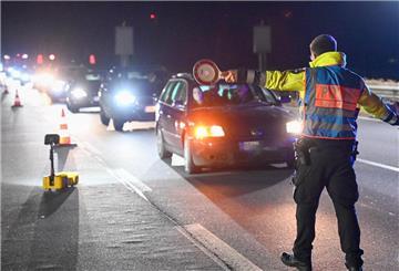 Die Polizei kontrolliert am Wesertunnel und winkt Autofahrer raus.