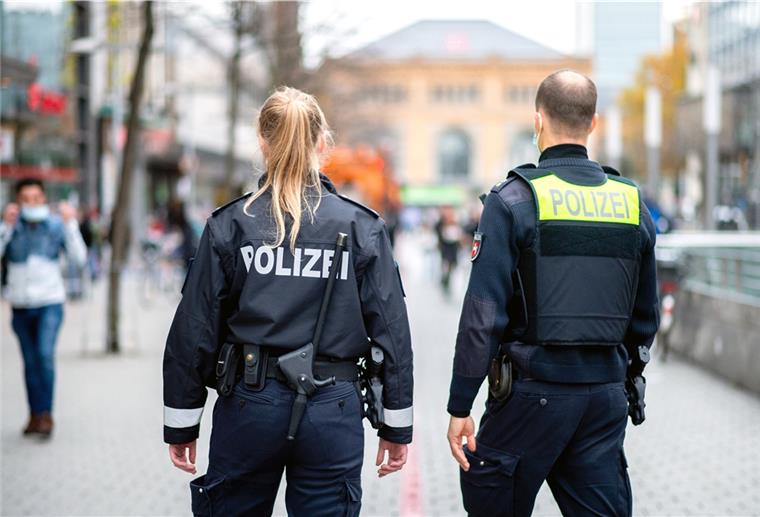 Die Polizei kontrolliert in der Stadt, ob sich die Menschen an die Corona-Regeln halten.