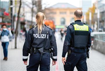 Die Polizei kontrolliert in der Stadt, ob sich die Menschen an die Corona-Regeln halten.