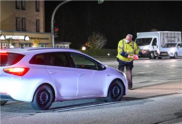 Die Polizei kontrolliert nachts die Ausgangssperre. Daran wird sich vorerst nichts ändern. Der Magistrat hält an der Sperre fest. Und das Verwaltungsgericht wird erst gegen Ende der Woche über die Rechtmäßigkeit entscheiden. Foto: Scheschonka