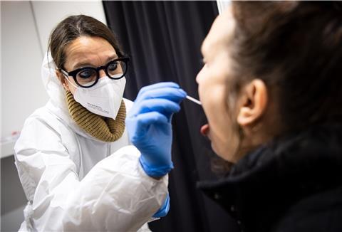 Die Polizei kontrollierte mehrere Corona-Testzentren und stellte bei allen Arbeitsschutzmängel und Verstöße gegen die Hygienebestimmungen fest.