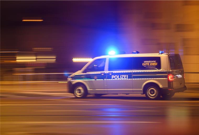 Mann verletzt sich bei Einbruch schwer Ein Polizeiwagen mit Blaulicht fährt am Silvesterabend durch die Innenstadt zu einem Einsatz.