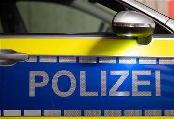 Die Polizei meldet, dass die verletzte Frau außer Lebensgefahr ist.