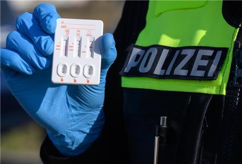 Polizist zeigt THC-Test. 