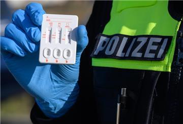 Polizist zeigt THC-Test. 