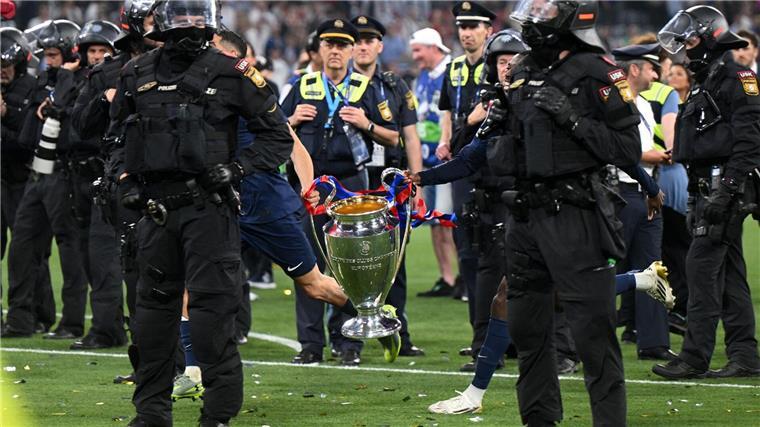 Feiernde Fußballfans sorgen für Ärger Die Polizei muss in Stadion in München feiernde Fans zurückhalten.