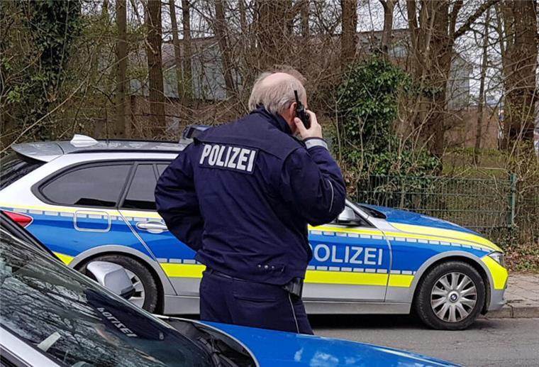 Unfall in Cuxhaven: Rentner verwechselt Gas und Bremse und kracht in Bäckerei Die Polizei musste am Dienstag in Cuxhaven anrücken, weil ein Rentner offenbar Gas und Bremse in seinem Fahrzeug verwechselt hat. (Symbolbild)