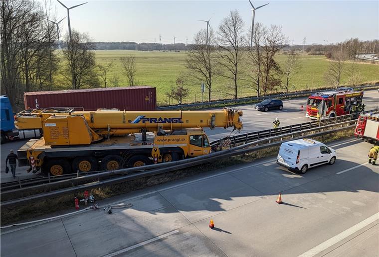 Ein Kranwagen ist am Mittwoch auf der Autobahn A27 mit der Mittelleitplanke kollidiert.