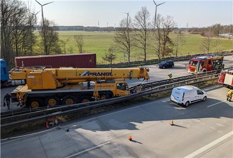 Ein Kranwagen ist am Mittwoch auf der Autobahn A27 mit der Mittelleitplanke kollidiert.