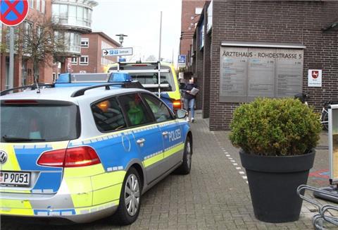 Zwei Polizeiautos stehen vor dem Ärztehaus in Cuxhaven.