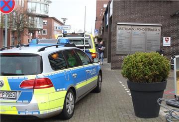 Zwei Polizeiautos stehen vor dem Ärztehaus in Cuxhaven.