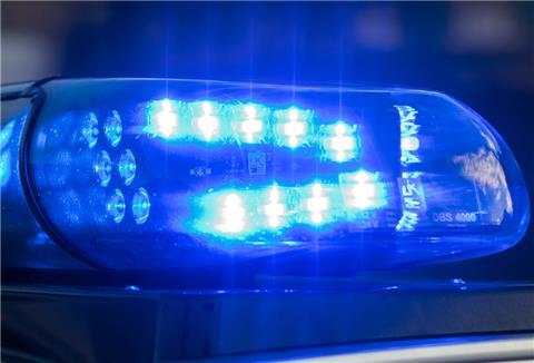 Das Blaulicht auf einem Fahrzeug der Polizei leuchtet