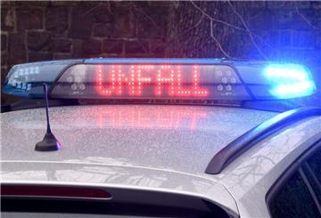  Die Leuchtschrift «Unfall» auf dem Dach eines Polizeiwagens