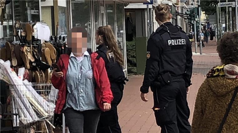 Die Polizei nimmt sich bei der Suche nach Spuren und verwertbaren Hinweisen auch die Geschäfte in Lehe vor.