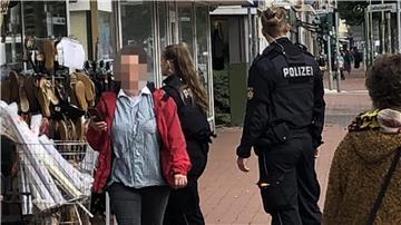 Die Polizei nimmt sich bei der Suche nach Spuren und verwertbaren Hinweisen auch die Geschäfte in Lehe vor.