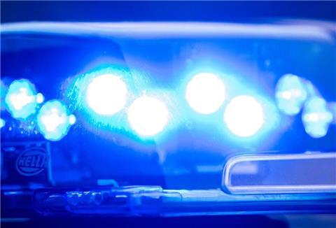 Ein Blaulicht leuchtet an einer Polizeistreife. 