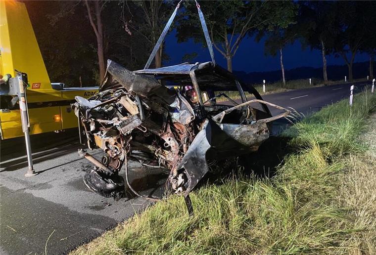 26-Jähriger verbrennt nach Horrorunfall in seinem Auto Die Polizei Rotenburg wurde zu einem schlimmen Unfall gerufen. Ein Mann verbrannte in seinem Auto.