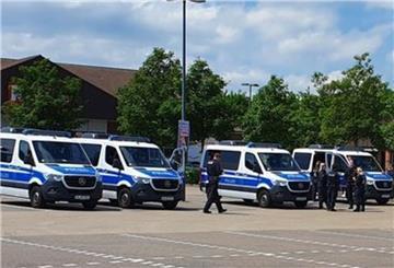 Die Polizei sammelt sich in Apensen zur Suchaktion.