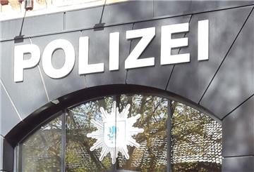 Die Polizei schaltete den Rollstuhl auf manuellen Betrieb um und half der Seniorin von der Straße.