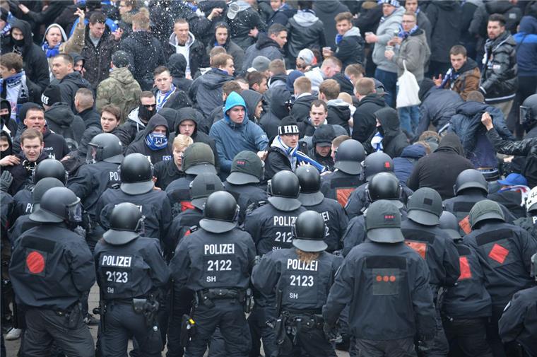 Die Polizei schiebt viele Überstunden vor sich her. Auch landesweite Einsätze wie bei einem Fußballspiel belasten das Konto. Foto Jaspersen